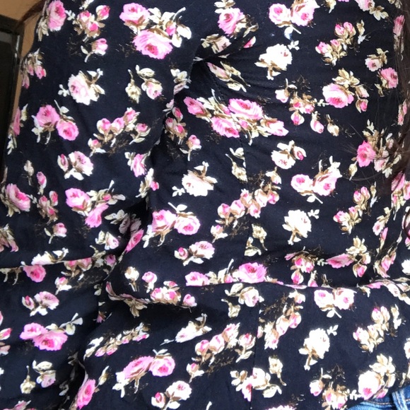 CUTE Floral button down 🌸 - Picture 3 of 6